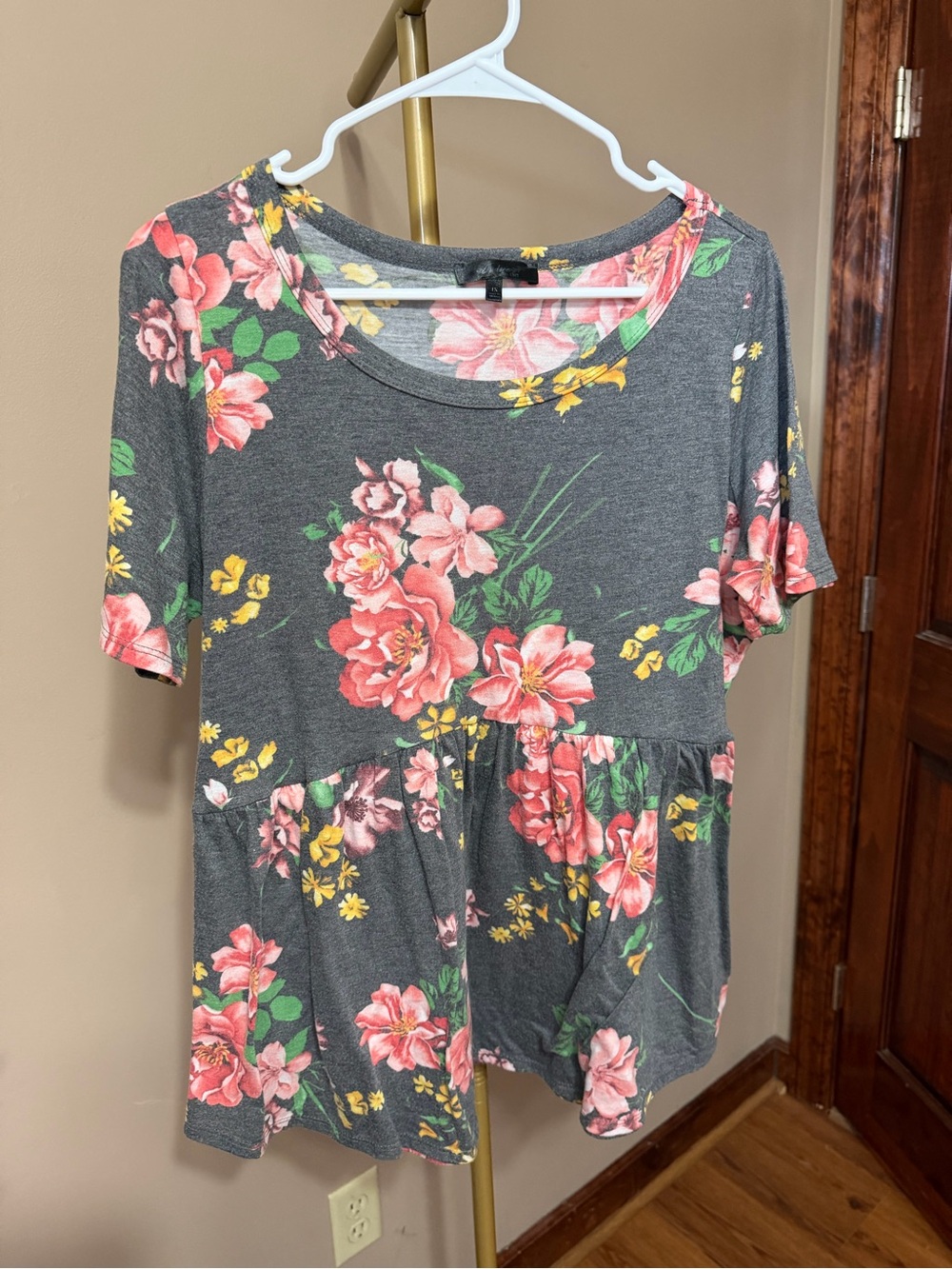 ANDREE BY UNIT Gray Floral Scoop-Neck Peplum Tunic with Pink & Yellow Blooms
